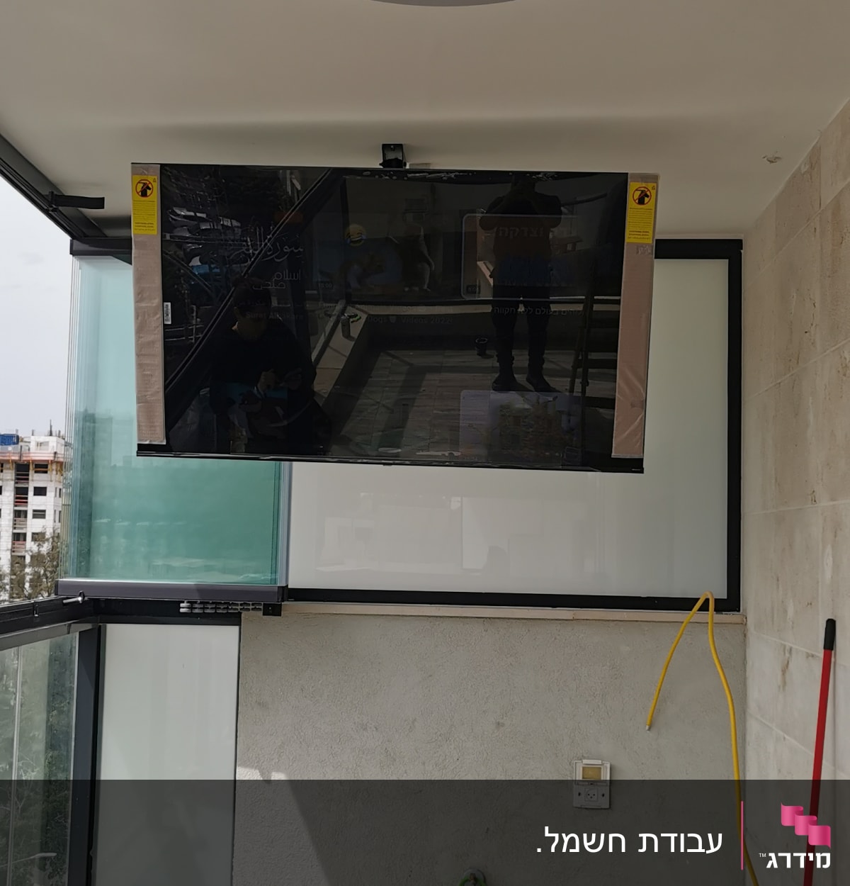 מנורה עגולה מותקנת בתקרה עם חוטי חשמל צהובים